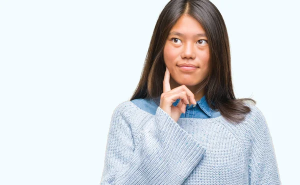 Młoda Kobieta Azjatyckich Swetrze Zima Białym Tle Ręką Podbródek Myślenia — Zdjęcie stockowe