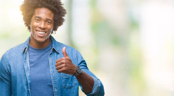 Afro Americký Muž Izolované Pozadí Dělá Šťastné Palec Nahoru Gesto — Stock fotografie