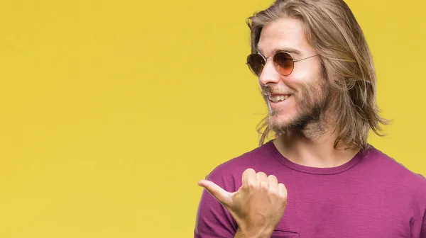 Jovem Homem Bonito Com Cabelos Longos Usando Óculos Sol Sobre — Fotografia de Stock