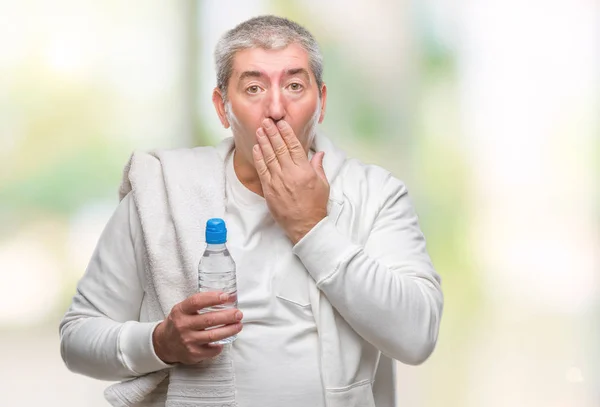 Tampan Senior Pelatihan Memegang Handuk Dan Botol Air Atas Latar — Stok Foto