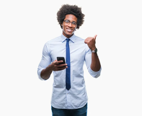 Afro Amerikansk Business Man Textning Med Smartphone Isolerade Bakgrund Pekar — Stockfoto