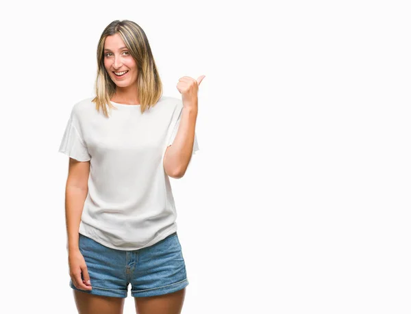 Joven Hermosa Mujer Sobre Fondo Aislado Sonriendo Con Cara Feliz — Foto de Stock