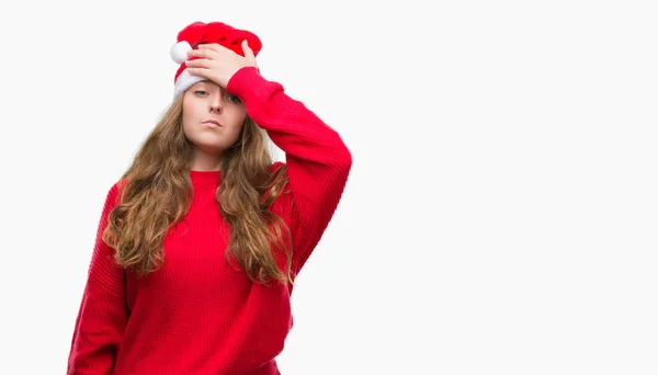 Mujer Rubia Joven Con Sombrero Santa Claus Estresada Con Mano — Foto de Stock
