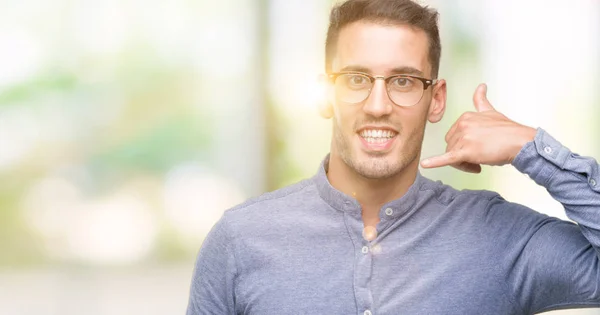 Guapo Joven Elegante Hombre Con Gafas Sonriendo Haciendo Gesto Teléfono — Foto de Stock