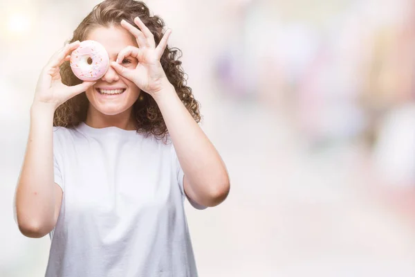Chica Morena Joven Comiendo Donut Sobre Fondo Aislado Con Cara —  Fotos de Stock