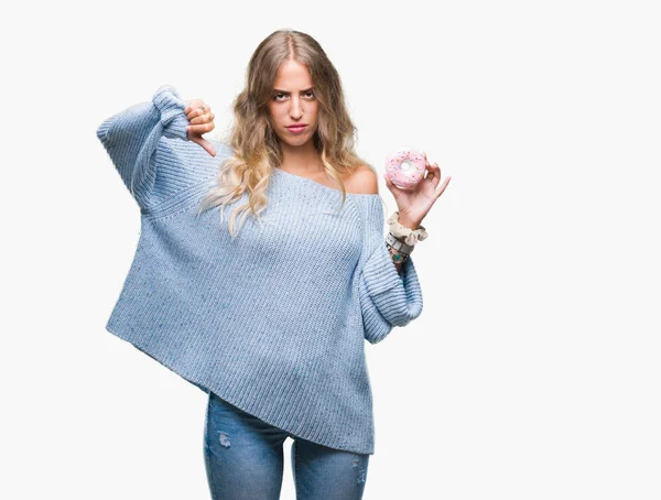 Vacker Ung Blond Kvinna Äta Rosa Donut Över Isolerade Bakgrund — Stockfoto
