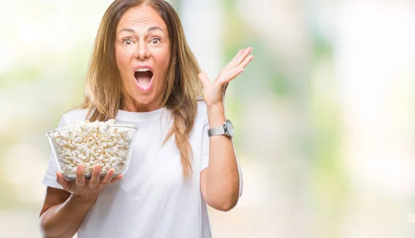 Medioevo Donna Ispanica Mangiare Popcorn Sfondo Isolato Molto Felice Eccitato — Foto Stock