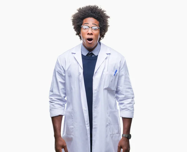 Afro Americano Medico Scienziato Uomo Sfondo Isolato Spaventato Scioccato Con — Foto Stock