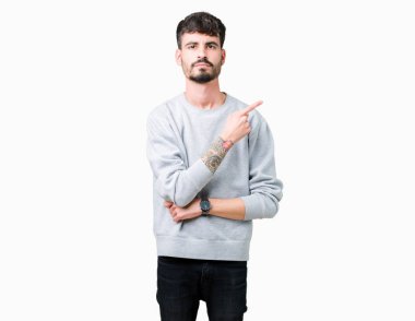 Genç yakışıklı adam giyen kazak izole üzerinden reklam, ciddi ve sakin yüz gösterilen yan el parmak ile işaret arka plan