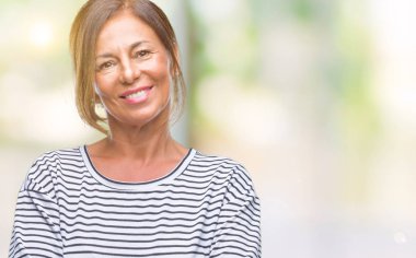 Orta yaş izole arka plan mutlu yüz çapraz silah kameraya bakarak ile gülümseyen kıdemli İspanyol kadın. Olumlu bir kişi.