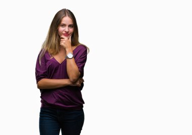 Genç güzel sarışın zarif kadın izole arka plan emin çapraz kollar ve çeneme kaldırdı el ile gülümseme ile kameraya bakıyor. Pozitif düşünce.