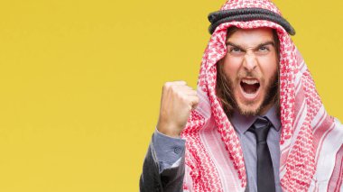 Uzun saçlı keffiyeh üzerinde giyen genç yakışıklı Arap adam arka plan kızgın izole ve kızgın yetiştirme hayal kırıklığı ve öfke ile bağırarak süre öfkeli yumruk. Öfke ve agresif kavramı.