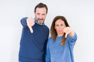 Mutsuz ve kızgın ret gösterilen ve başparmak aşağı hareketi ile negatif seyir izole arka plan üzerinde aşık güzel orta yaş kaç. Kötü ifade.