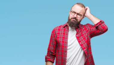 Genç beyaz hipster adam gözlük izole arka plan üzerinde yanıltır ve soru hakkında merak ediyorum. Şüphe, kafasına el ile düşünme ile belirsiz. Dalgın kavramı.