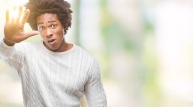 Stop yapıyor izole arka plan üzerinde Afro Amerikalı adam elin avuç ile şarkı. Negatif ve ciddi bir jest yüz ifadesiyle uyarı.
