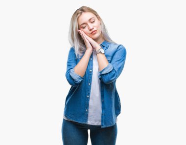 Genç Sarışın kadın yüzünden uyku yorgun hayal ve ellerle birlikte poz ile kapalı gözler gülümseyen izole arka plan.