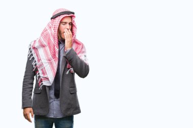 Genç yakışıklı Arap adam uzun saçlı keffiyeh izole arka plan üzerinde giyen el ağzıyla kapsayan yorgun esneme sıkılmış. Restless ve uyku hali.