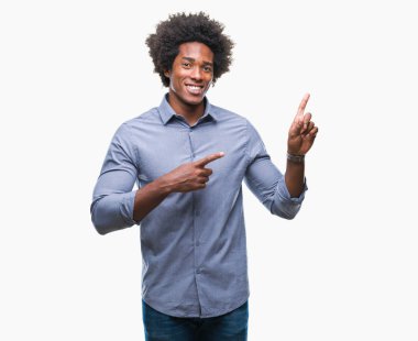 Gülümseyen ve iki elleri ve parmakları ile tarafına işaret kamera bakarak izole arka plan üzerinde Afro Amerikalı adam.