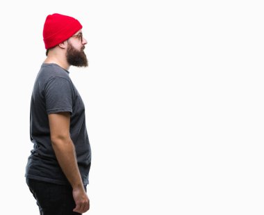 Genç beyaz hipster adam gözlük izole arka tarafına, seyir üzerinde dinlenmek doğal yüz emin gülümseme ile pozuyla profili.