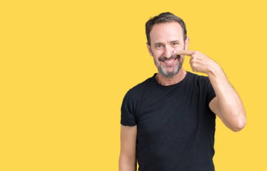 Yakışıklı orta yaş ağarmış komuta sizde izole üzerinde arka plan işaretçi el parmak yüz ve burun, neşeli gülümseyen