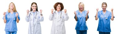 Kolaj bir grup profesyonel doktor kadın beyaz izole silah ile başarı için heyecan arka plan üzerinde zafer kutluyor gülümseyen kaldırdı. Kazanan kavramı.