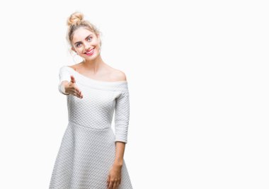 Genç güzel sarışın ve mavi gözlü kadın dostu sunan el sıkışma tebrik ve davet edici olarak gülümseyen izole arka plan yüzünden. Başarılı iş.