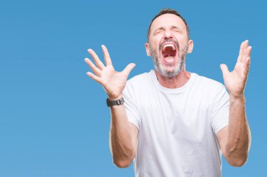 Arka plan deli kutluyor üzerinde beyaz t-shirt giyen orta yaş ağarmış komuta sizde izole ve crazy arms ile başarı için kaldırdı ve heyecanlı çığlık gözler kapalı. Kazanan kavramı