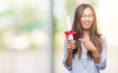 Derecesi izole arka plan üzerinde çok mutlu el ve parmak ile işaret tutan Genç Asyalı kadın