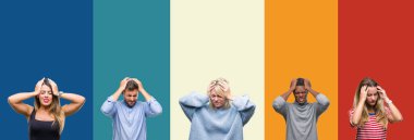 Çünkü çaresiz ve stresli baş ağrısı acı renkli vintage izole arka plan üzerinde gençlerin grup kolaj ağrı ve migren. Ellerini kafasına.