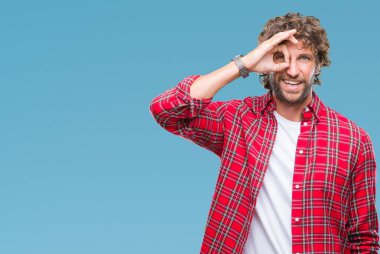 Yakışıklı İspanyol modeli adam gülümsüyor, parmakları ile mutlu yüz üzerinden seyir göz el ile ok jest yapıyor izole arka plan.