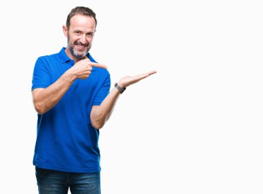 Orta yaş ağarmış komuta sizde üzerinden hayran ve el ile sunulması ve parmak ile işaret ederken kameraya gülümseyen izole arka plan.