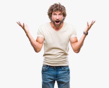 Yakışıklı İspanyol adam deli ve başarı için hayran izole arka plan kutlama üzerinden kaldırdı kollarını açarak model ve heyecanlı çığlık gözleri açık. Kazanan kavramı