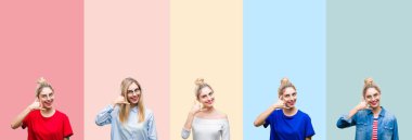 Güzel sarışın kadın renkli çizgiler yüzünden kolaj izole arka plan gülümseyerek el ve parmak telefonda konuşmak ile telefon jest yapıyor. Kavramları iletişim.