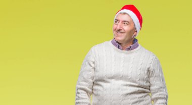 Üst düzey yakışıklı Noel şapka üzerinde arka plan uzak tarafına gülümseme ile yüzünde, doğal ifade arıyorum izole. Kendine güvenen gülüyor.
