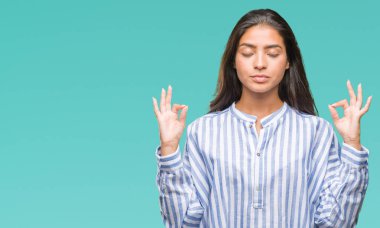 Genç güzel Arap kadın izole arka plan üzerinde dinlenmek ve gülümseyen gözlerle parmak ile meditasyon jest yapıyor kapalı. Yoga kavramı.