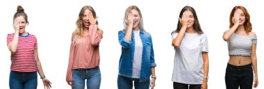 El yüz ve sürpriz duygu kendinden emin gülümseme ile tek gözüyle kapsayan izole arka plan üzerinde kadınların genç güzel grop kolaj.