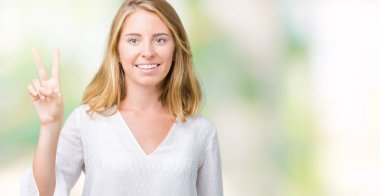 Gösterilen ve parmakları ile işaret izole arka plan güzel genç zarif kadın ikincisi ise kendinden emin ve mutlu gülümseyerek.