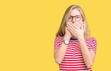 Güzel genç kadın üzerinde gözlük takan arka plan ağız hata için elleriyle kapsayan şok izole. Gizli kavramı.