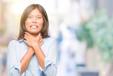 Genç Asyalı iş kadını üzerinde arka plan bağırarak izole ve çünkü boğmak acı kendi ellerimle öldürürüm. Sağlık sorunu. Yaralarından ve intihar kavramı.