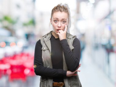 Genç Sarışın kadın yüzünden stresli ve gergin ile izole arka plan tırnak ısırma dudaklarından eller. Anksiyete sorunu.