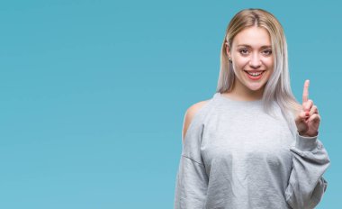 Sarışın genç kadın ile başarılı fikir parmağı yukarıyı izole arka plan üzerinde. Çıktıktan ve mutlu. Bir numara.