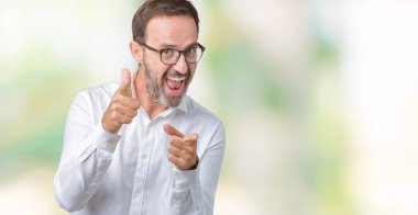 Fotoğraf makinesi ile mutlu ve komik yüz için parmakları işaret izole arka plan üzerinde gözlük takan yakışıklı orta yaş zarif üst düzey iş adamı. İyi enerji ve vibes.