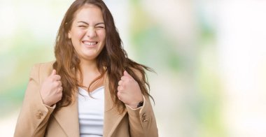 Artı boyutu genç kadın güzel giyen kış ceket izole arka kolları olan başarı için heyecan üzerinde zafer kutluyor gülümseyen kaldırdı. Kazanan kavramı.