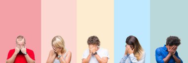 Kolaj grup yüz eller ile ağlayarak süre kapsayan üzgün ifade ile renkli vintage izole arka plan üzerinde genç insan. Depresyon kavramı.