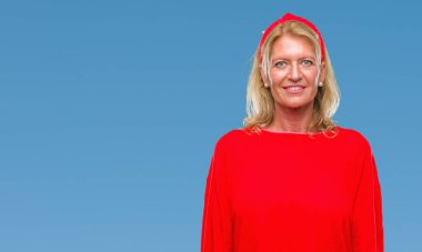 Orta yaş sarışın kadın yüzünde ciddi bir ifade ile izole arka plan yüzünden. Basit ve doğal kameraya bakıyor.