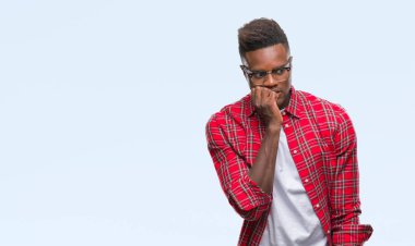 Genç Afro-Amerikan adam stresli ve gergin ile izole arka plan üzerinde tırnak ısırma dudaklarından eller. Anksiyete sorunu.