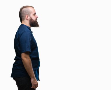 İzole arka tarafına, arayan genç beyaz hipster adam sakin ol kendine güvenen gülümseme ile doğal yüz pozuyla profili.