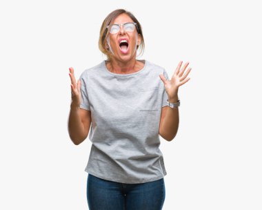 Üzerinde gözlük takan orta yaş İspanyol kadın kıdemli arka plan deli izole ve deli bağırarak ve agresif ifade ve silah kaldırdı bağırıyor. Hayal kırıklığı kavramı.