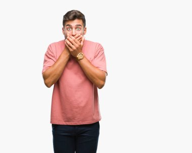 Yakışıklı delikanlı izole arka plan ağız hata için elleriyle kapsayan şok içinde. Gizli kavramı.