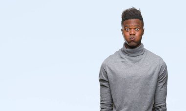 Afrikalı-Amerikalı genç komik surat ile yanakları şişirme izole arka plan üzerinde. Ağız ile hava, deli ifade şişirilmiş.